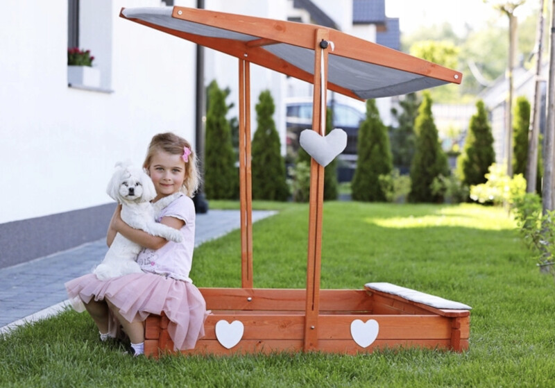 Folding sandbox with roof